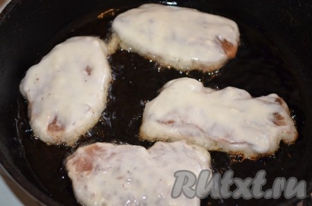 И обжарить на растительном масле с двух сторон до золотистой корочки на среднем огне.
