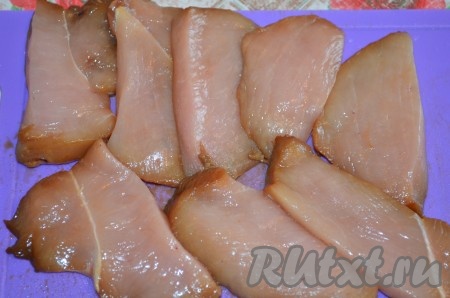 Филе порезать на пластины - толщиной 1 см, шириной 4 см.
