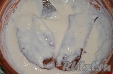 Обмакнуть отбивные из куриного филе в кляр.
