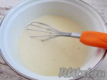 Постепенно добавьте муку к яично-молочной смеси, взбивая венчиком. Блинное тесто должно получиться однородным, без комочков.
