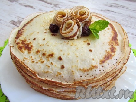 По желанию каждый готовый блин можно смазать сливочным маслом и посыпать сахаром.
