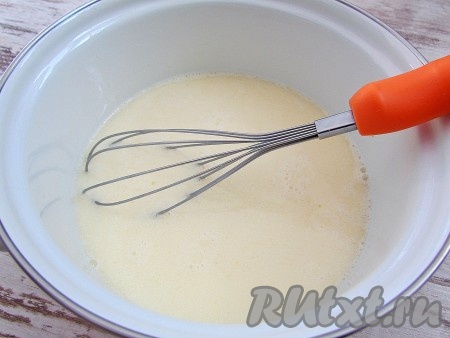 Добавьте растительное масло и молоко, перемешайте.