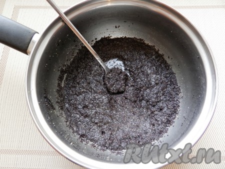 Молоко довести до кипения, всыпать мак, добавить мед, все перемешать и варить на среднем огне примерно 10 минут, периодически помешивая.  Маковая начинка готова, ее нужно остудить и можно использовать. При желании ее можно дополнительно растереть с помощью блендера.