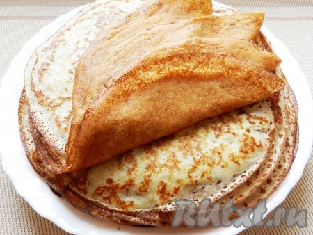 Для указанного количества маковой начинки понадобится четыре тонких блинчика.
