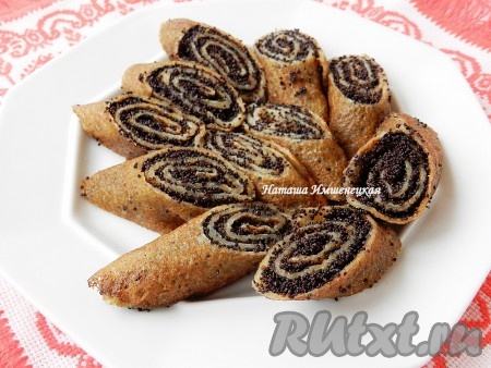 Готовые блинчики с маковой начинкой разрезать по диагонали и подавать со сметаной или медом.