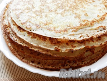 Приготовить тонкие блины. Я испекла заварные блины на кефире по этому рецепту, они получаются тонкими, эластичными, подходят для различных начинок.