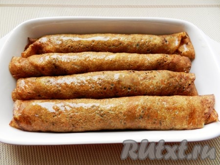 Вложить блинчики в форму для выпечки, сбрызнуть растопленным сливочным маслом и поставить в разогретую до 180 градусов духовку на 10-15 минут.