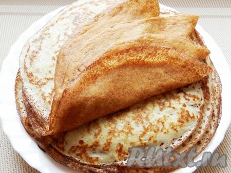 Приготовить тонкие блины. Я воспользовалась рецептом заварных блинов на простокваше, уменьшив в 2 раза количество сахара. Вы можете приготовить свои любимые блины, главное, они должны быть тонкими и эластичными.