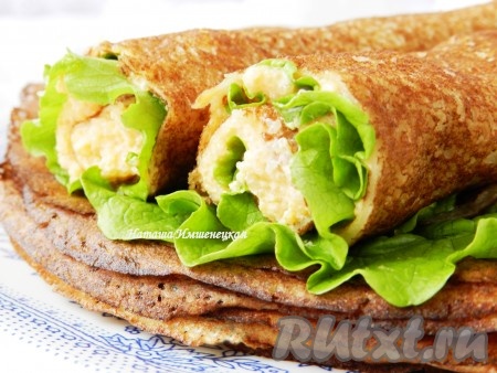 Вкусные, нежные, тонкие закусочные блины с икрой мойвы готовы, такие блинчики можно подать на завтрак или к первым блюдам на обед.
