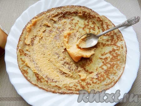 На остывшие блинчики намазать икру мойвы.
