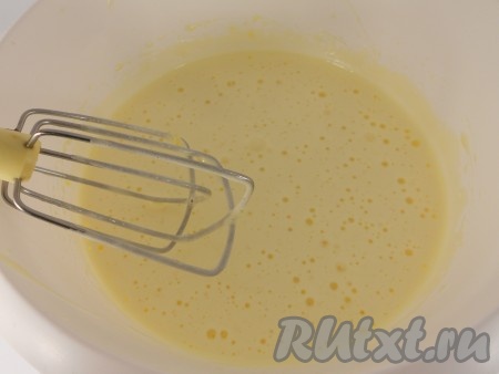 Взбивать яйца с сахаром миксером в течение 7-10 минут (до увеличения массы в объёме в 3-4 раза).