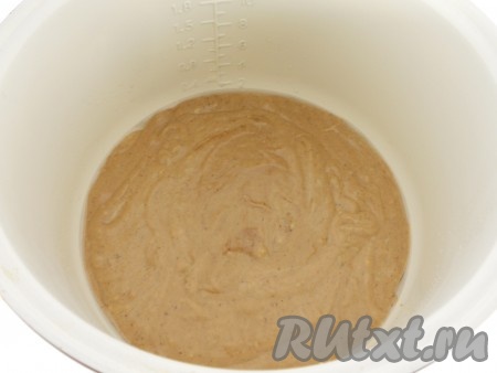 Чашу мультиварки смазать растительным маслом, выложить тесто.