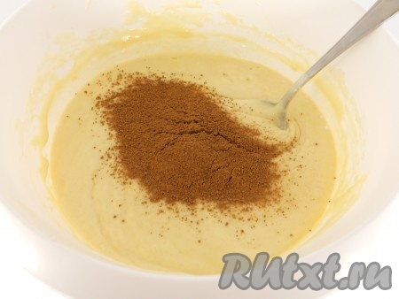 Влить молоко и растительное масло. Всыпать частями просеянную муку с разрыхлителем, осторожно вмешивая муку движениями "снизу вверх", перемешивая тесто до однородности. Затем добавить какао и также аккуратно перемешать. По консистенции тесто для шоколадного пирога будет напоминать достаточно густую сметану.