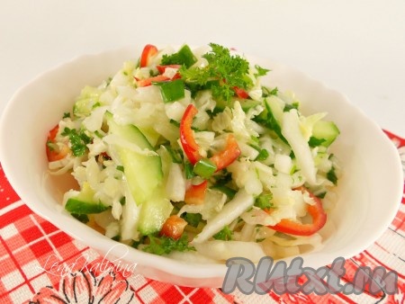 Салат с пекинской капустой, болгарским перцем и огурцом