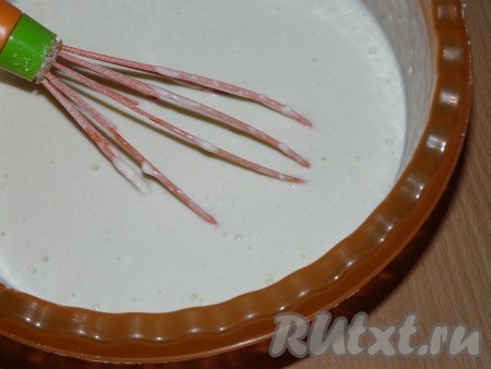 Муку просеять, соединить с молочной смесью, добавить масло и хорошо перемешать венчиком.
