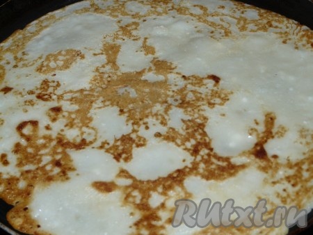 Выпекать блинчики с двух сторон на хорошо разогретой сковороде.