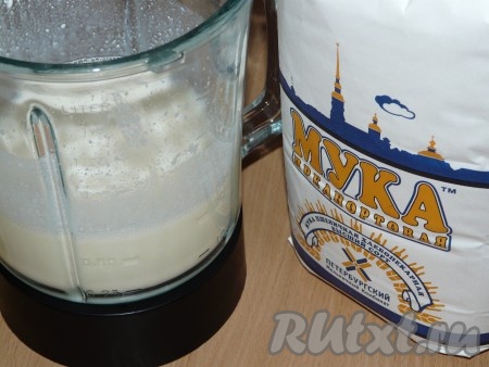 В блендере соединить яйца, сахар, соль, творог, молоко и хорошо взбить. По желанию можно творог перетереть через сито, я этого делать не стала.