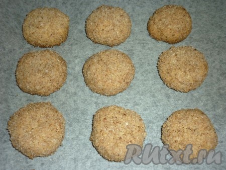 Выпекаем песочное ореховое печенье 20-25 минут в духовке, разогретой до температуры 180 градусов.
