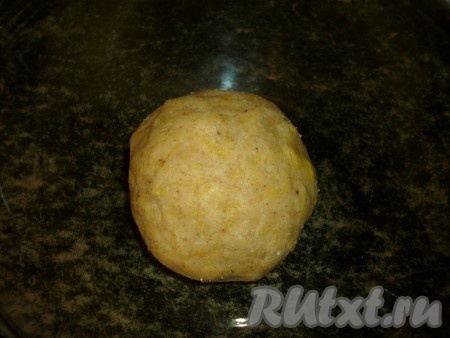 Замешиваем тесто, заворачиваем в пищевую плёнку и отправляем в холодильник минут на 30.
