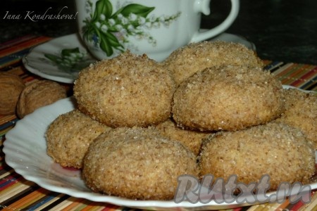 Вкусное печенье с орехами украсит чаепитие.