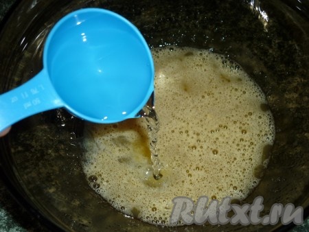 Добавляем воду и размешиваем до полного растворения соли и сахара.
