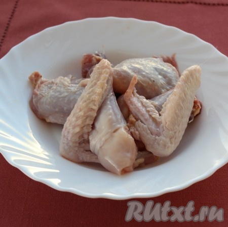 Для варки бульона подойдёт куриный суповой набор - это как бюджетный вариант, или же часть от тушки курицы. В кастрюлю наливаем 2 литра воды, кладём курицу и ставим вариться. Варим бульон с момента закипания воды на небольшом огне до готовности куриного мяса. У меня была покупная курица, она варится 30-35 минут, если у вас домашняя птица, то возможно следует увеличить время варки на 15-25 минут. Тут всё зависит от возраста птицы, чем она старше, тем дольше её варить.