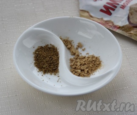 Затем суп солим, всыпаем специи по вкусу. Я добавляю растёртую в ступке зиру и сушёный порошковый имбирь (по половине чайной ложки). От смеси этих пряностей аромат по кухне будет витать потрясающий. Варим 1-2 минуты, выключаем огонь, накрываем кастрюлю крышкой и даём настояться супу 15-20 минут.