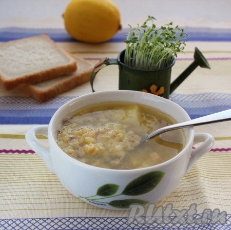 Ароматный и вкусный суп с красной чечевицей и курицей разливаем по тарелкам и подаём к столу.