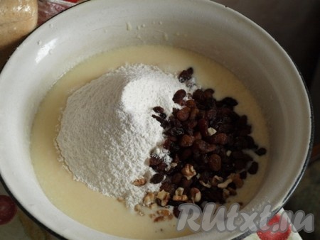 Вначале замесим тесто, для этого нужно яйца смешать с сахаром с помощью венчика. Если в дальнейшем планируете добавить изюм, тогда сахара можно добавить 1 столовую ложку, если же изюм добавлять не планируете, тогда можно добавить в тесто 1,5-2 столовых ложки сахара. В смесь сахара и яиц влить кефир, всыпать разрыхлитель и большую часть просеянной муки. По желанию, можно добавить изюм и порубленные грецкие орехи.