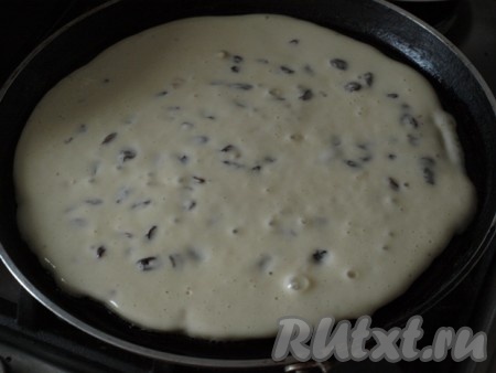 Из этого количества теста, в зависимости от размера сковороды, получится два или три толстых блина. У меня получилось 3 блина диаметром 23 сантиметра. Приблизительно делим тесто на порции. На хорошо разогретую сковороду, смазанную растительным маслом, наливаем первую часть теста. Равномерно распределяем по всей поверхности сковороды, огонь уменьшаем и готовим блин, пока нижняя часть хорошо не схватится (тесто перестанет быть жидким).