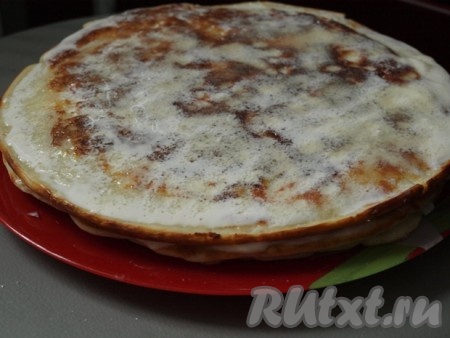 Аналогично выпекаем оставшиеся блины, я их тоже промазываю смесью сметаны с сахаром и складываю блинчики друг на друга. Можно их просто подать со сгущёнкой или мёдом.