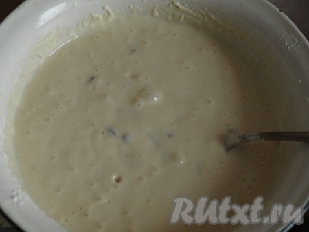 Получившееся тесто тщательно перемешать. Добавляя оставшуюся муку, ориентируйтесь на консистенцию теста. Тесто для этих блинов по консистенции должно напоминать нежирную сметану.