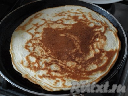 Переворачиваем и жарим блинчик с другой стороны. Блин получится достаточно толстеньким.