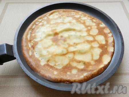 Тесто наливать в хорошо разогретую сковороду, каждый раз его перемешивая, чтобы зелень распределялась равномерно. Сковороду смазывать маслом не нужно. Жарить блины с зеленым луком как обычно, с двух сторон до румяного цвета.