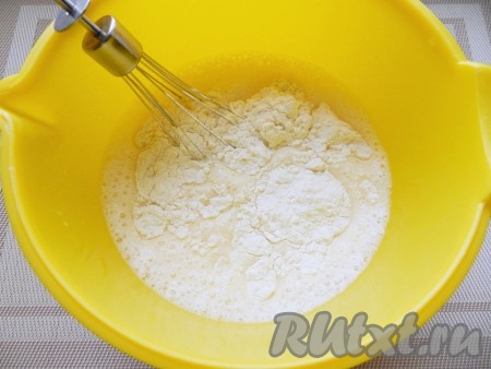 Влить молоко. Постепенно всыпать муку с разрыхлителем до консистенции жидкого теста.
