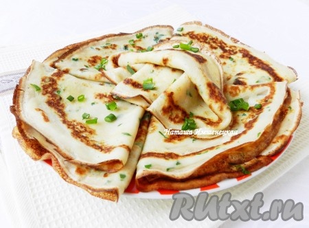 Вкусные блины с зеленым луком готовы.