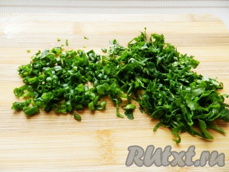 Зеленый лук и петрушку вымыть, мелко порубить, добавить в тесто и перемешать. Для такого количества блинов достаточно в общей сложности 3 столовые ложки лука и петрушки, но можете добавить и больше, если хотите.
