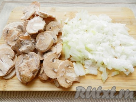 Лук мелко нарезать. Шампиньоны (у меня были замороженные) нарезать пластинками.