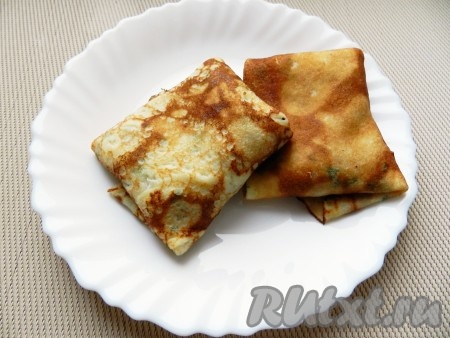 Перед подачей блины с грибной начинкой поставить на несколько минут в разогретую духовку или микроволновку, чтобы сыр внутри немного расплавился.