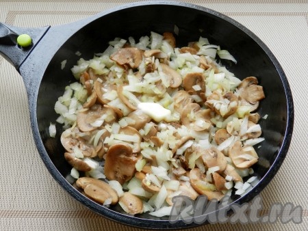 В сковороде разогреть растительное масло и обжарить шампиньоны до испарения жидкости. Затем добавить лук и кусочек сливочного масла. Обжарить лук и грибы до золотистого цвета, посолить и поперчить по вкусу.
