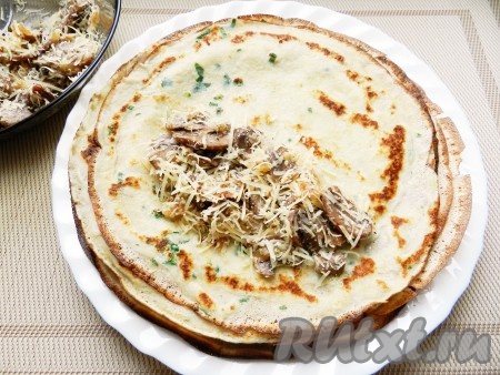 Грибную начинку выложить на центр блина и свернуть конвертиком или как-то иначе.