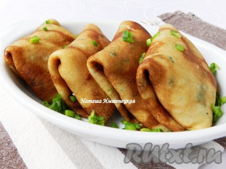 Вкусные блины с грибной начинкой готовы.