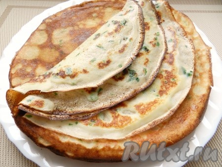 Приготовить тонкие блины.