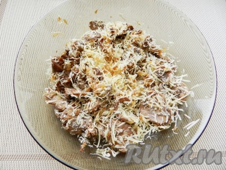 Остывшие грибы соединить с сыром, перемешать. Грибная начинка для блинов готова.