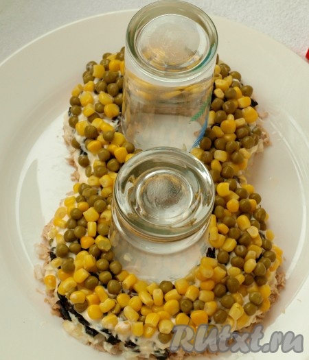 Далее смешиваем по 3 столовых ложки горошка и кукурузы. Оставшиеся 2 столовые ложки кукурузы пойдут на украшение салата. Не забываем покрыть майонезом.
