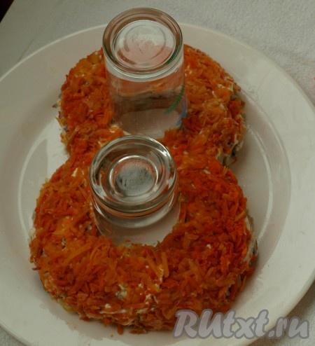 Натираем на тёрке морковь, выкладываем следующим слоем.
