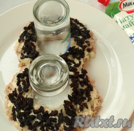 Следующий слой - чернослив.
