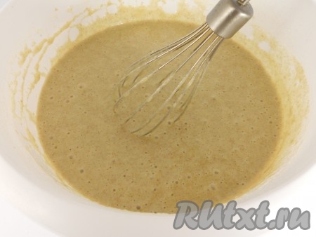 Взбитые белки добавить в тесто и аккуратно перемешать.