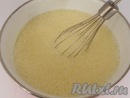 Смесь желтков и масла добавить в подошедшее тесто из ржаной муки, тщательно перемешать. Снова поставить в тёплое место на 30 минут. Белки взбить миксером (или венчиком) до пышной пены.
