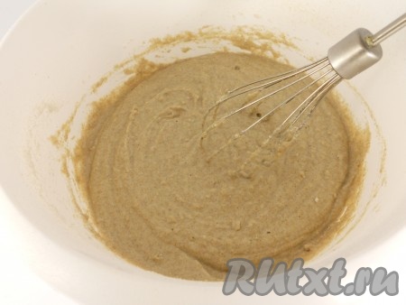 Хорошо перемешать венчиком и поставить в тёплое место, накрыв полотенцем, на 20 минут.

